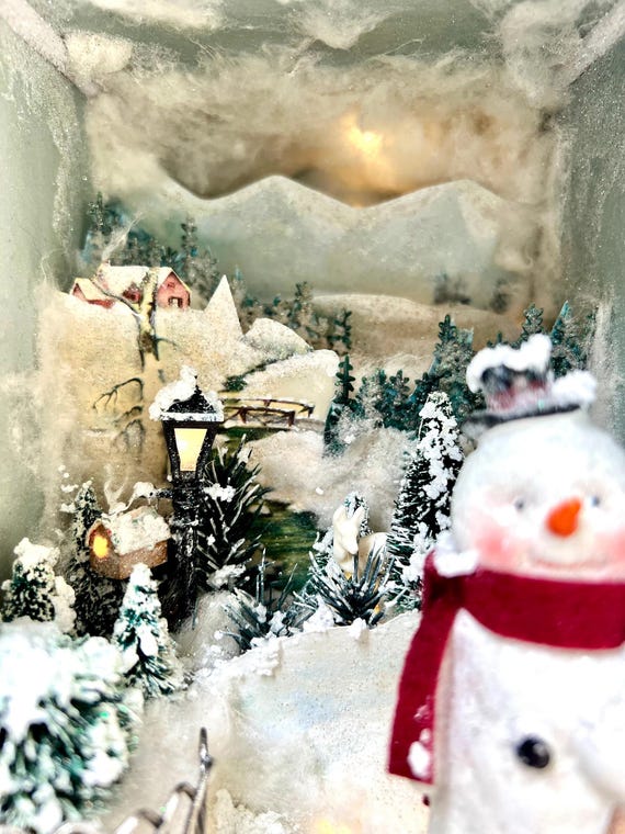 休暇中に楽しめる、冬のワンダーランドのライトアップされた雪だるま