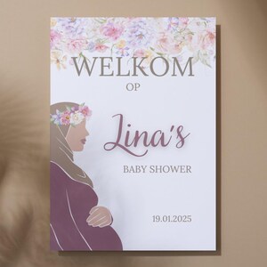 Babyshower tafelkaarten, gepersonaliseerde welkomstkaarten met een zwangere islamitische hijabi en bloemen