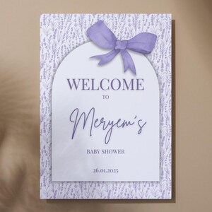 Babyshower tafelkaarten, gepersonaliseerde welkomstkaarten met paarse lavendel bloemen en een strik
