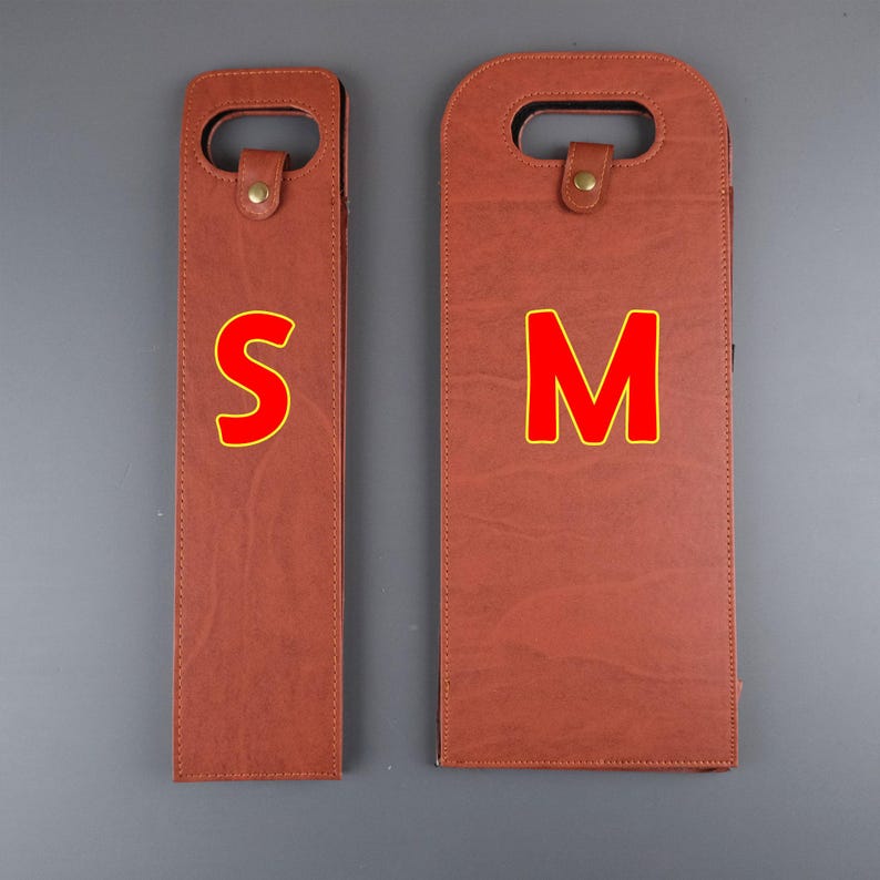 K&ouml;nnte beinhalten: Zwei braune Weinflaschentaschen aus Leder mit Griffen. Die kleinere Tasche hat den Buchstaben "S" aufgedruckt, und die gr&ouml;&szlig;ere Tasche hat den Buchstaben "M" aufgedruckt.
