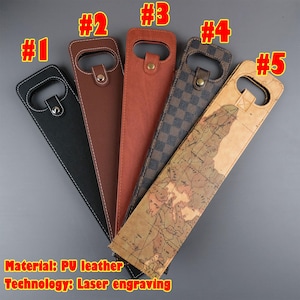 K&ouml;nnte beinhalten: F&uuml;nf verschiedene Stile von Weinflaschentaschen aus PU-Leder mit Lasergravur. Die Taschen sind braun, rot, schwarz, kariert und mit einem Kartenmotiv.