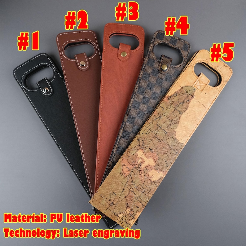 K&ouml;nnte beinhalten: F&uuml;nf verschiedene Stile von Weinflaschentaschen aus PU-Leder mit Lasergravur. Die Taschen sind braun, rot, schwarz, kariert und mit einem Kartenmotiv.