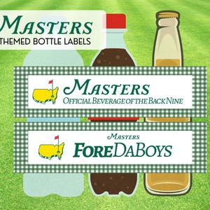 Puede incluir: Seis etiquetas de botellas con el tema del Torneo Masters. Dos etiquetas presentan un patrón de cuadros verdes y blancos con el logotipo de Masters y el texto "Official Beverage of the Back Nine" y "ForeDaBoys".