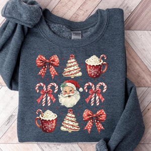 Sudadera navideña coqueta, sudadera navideña de Papá Noel con lazo, camiseta moderna de Papá Noel, camiseta con árbol de Navidad y dulces, camiseta navideña vintage