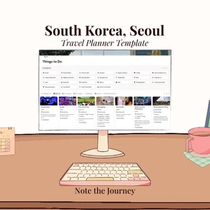 Può includere: Un modello di pianificatore di viaggio digitale per Seoul, Corea del Sud, visualizzato su un monitor del computer. L'immagine include una tastiera, un calendario, una tazza di tè, libri e un vaso di fiori. Il testo sull'immagine recita "Note the Journey."