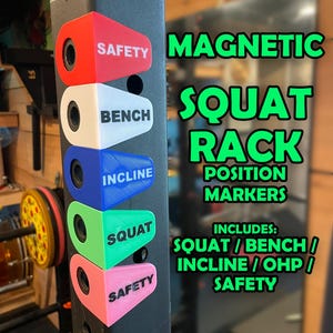 Peut inclure: Marqueurs de position magnétiques pour rack à squat en rouge, blanc, bleu, vert et rose. Chaque marqueur est étiqueté avec un exercice différent : Sécurité, Banc, Inclinaison et Squat. Le texte "Magnetic Squat Rack Position Markers" est également visible.