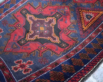 Alfombra afgana antigua de 3&#39;7 x 6&#39;6 pies / Alfombra balochi turcomana azul marino y roja de 4 x 7 pies, pieza de colección, alfombra geométrica tribal vintage de pelo fino / alfombra oriental