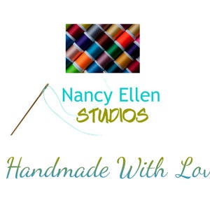 Pode incluir: A imagem apresenta o texto "Nancy Ellen Studios" em verde-azulado e verde-oliva, com a frase "Handmade With Love" abaixo. Uma agulha e linha s&atilde;o retratadas, juntamente com uma pequena imagem de bobinas de linha coloridas. O tema geral sugere artesanato.