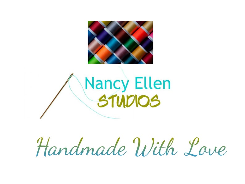 Pode incluir: A imagem apresenta o texto "Nancy Ellen Studios" em verde-azulado e verde-oliva, com a frase "Handmade With Love" abaixo. Uma agulha e linha s&atilde;o retratadas, juntamente com uma pequena imagem de bobinas de linha coloridas. O tema geral sugere artesanato.