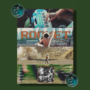 Może przedstawiać: Plakat w stylu kolażu ze słowem "ROCKET" w pomarańczowych literach blokowych. Obraz przedstawia klawiaturę zabawek, osobę z afro i osobę spacerującą po plaży. Dodatkowy tekst zawiera tytuły piosenek i mały obraz osoby.