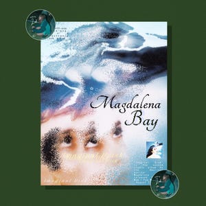 Puede incluir: Portada del álbum de Magdalena Bay, con un diseño abstracto y onírico en tonos azules, blancos y negros. El nombre de la banda está escrito en una elegante escritura. El título del álbum es "Imaginal Disc". Se incluye información de lanzamiento.