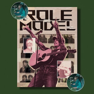 Pode incluir: Um cartaz em estilo vintage com o texto "THE ROLE MODEL" em letras em negrito. O cartaz apresenta um músico tocando um violão, com imagens e texto adicionais. O fundo é uma mistura de bege e verde escuro.
