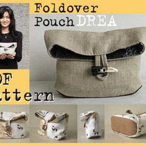 Puede incluir: Un patrón PDF para una bolsa plegable, "Foldover Pouch DREA". La bolsa está hecha de tela de lino beige con un forro negro. La bolsa tiene una solapa que se pliega y se cierra con una correa de cuero marrón y una hebilla. El patrón incluye instrucciones para hacer la bolsa.