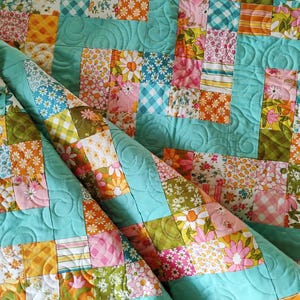 Retro Lap Quilt, Handmade Quilt, Modern Throw, Patchwork Quilt, Bedding, Home Decor, Floral Quilt, Daisy Quilt