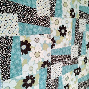Retro Lap Quilt, Handmade Quilt, Modern Throw, Patchwork Quilt, Bedding, Home Decor, Floral Quilt, Daisy Quilt