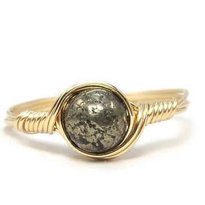 Anillo de oro de 14 k con pirita y alambre envuelto