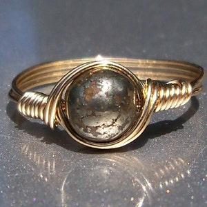 Anillo de oro de 14 k con pirita y alambre envuelto
