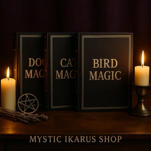 Pode incluir: Três livros pretos com letras douradas que dizem "DOG MAGIC", "CAT MAGIC" e "BIRD MAGIC". Os livros estão sobre uma superfície de madeira, com velas acesas em ambos os lados. Um pentagrama e flores secas estão em frente aos livros. O texto "MYSTIC IKARUS SHOP" está na parte inferior.