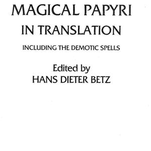 以下が含まれることがあります： 太字の黒いフォントで「THE GREEK MAGICAL PAPYRI IN TRANSLATION」というタイトルの本。カバーには「INCLUDING THE DEMOTIC SPELLS」と「Edited by HANS DIETER BETZ」というテキストも含まれています。出版社はThe University of Chicago Press, Chicago & Londonです。