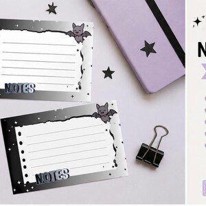 Può includere: Due etichette di note stampabili con un design a pipistrello, carta a righe e la parola "NOTES". Le etichette sono su una superficie bianca con una penna viola, un taccuino e altra cancelleria. Il testo "CUTE BAT NOTES LABELS" è visibile.
