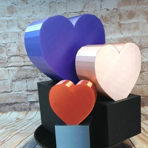Decorazione a forma di cuore stampata in 3D: scultura PLA con monogramma a colori personalizzati