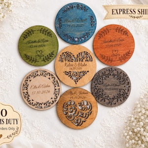 Può includere: Sette ornamenti circolari in legno con disegni tagliati al laser e testo personalizzato. La collezione include varie tinte per legno come blu, verde, arancione, naturale e marrone scuro, ognuno inciso con nomi e date in carattere corsivo.
