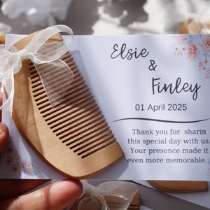 Gastgeschenk Holzkamm, personalisierte Nachricht, Brautparty Geschenk, Nachhaltiges Hochzeitsgeschenk, Gastgeschenk, Dankeskarte