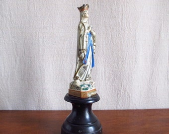 Virgen policromada sobre zinc Recuerdo “Nuestra Señora de Lourdes” con pedestal de madera, c. 1890 1900 antigüedad