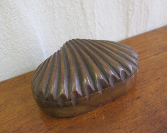 Boxwood shell-carved box, beautifully executed, likely 1900