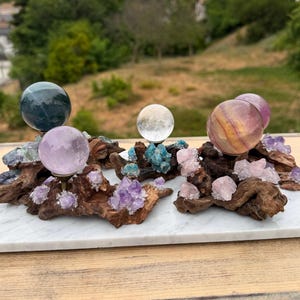 Suporte para esfera feito à mão em madeira flutuante natural com detalhes em cristal bruto || Suporte exclusivo em madeira com cristais