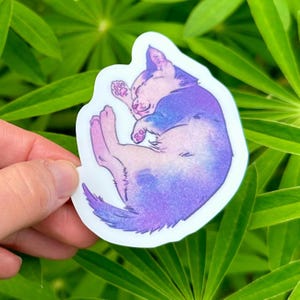 Naklejka Sleepy Kitty, Śpiący Kotek, Śpiąca Sztuka, Błyszcząca lub Matowa Naklejka Winylowa do Naklejek Na Tablet lub Telefon, Ilustracja Słodkich Kotów