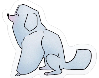 Op de afbeelding: Een sticker met een lichtblauwe cartoonhond in een zittende positie. De hond heeft een pluizig uiterlijk met een roze neus en een zwarte omtrek. De sticker heeft een witte rand.