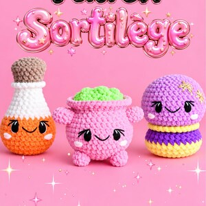 May include: Three crocheted plush toys on a pink background with the text Patron Sortilège and Luna Olivia Crochet. The toys include an orange and white potion bottle, a pink cauldron with green contents, and a purple and yellow round creature.