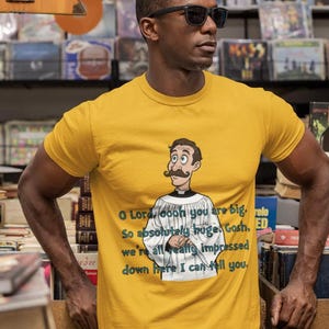 Pode incluir: Camiseta amarelo mostarda com um personagem de desenho animado e o texto "O Lord, oooh you are big. So absolutely huge. Gosh, we're all really impressed down here I can tell you."