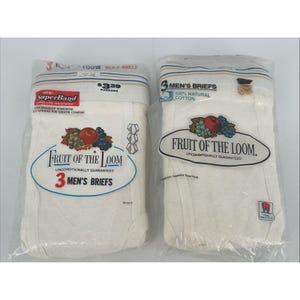 Peut inclure: Deux paquets scellés de slips en coton blanc. Chaque paquet présente le logo Fruit of the Loom avec une pomme rouge et des raisins. Le paquet de gauche affiche le texte SuperBand Long-Life Waistband, tandis que celui de droite indique 100% coton.