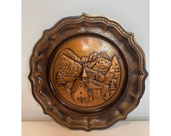 Placca da muro rustica in rame marrone da 11 pollici, stile villaggio alpino, con bordo smerlato martellato 3D.