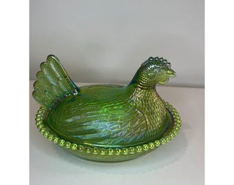 Szklana kura na gnieździe Indiana Glass Carnival Iridescent Lime Green 7643 Dekoracja do domu w stylu farmy