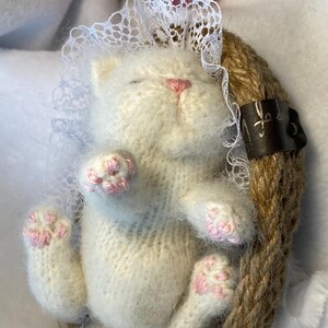 Jouets tricotés à la main pour chaton Petit chaton endormi réaliste | Jouets en peluche doux pour chat | Collection de jouets tricotés | Panier cadeau de Noël et d'anniversaire