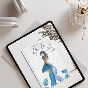 Może przedstawiać: Tablet z książką zatytułowaną "Przewodnik po ciąży dla radzenia sobie ze stresem" z ilustracją ciężarnej osoby w niebieskiej sukience. Widoczne są również białe słuchawki i wazon z suszonymi roślinami.