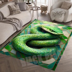 Könnte beinhalten: Eine grüne Schlange, die sich auf einem grünen, blauen und weißen Mosaik-Teppich zusammenrollt. Die Schlange hat einen hellgrünen Körper mit dunkelgrünen Schuppen. Der Teppich hat ein geometrisches Muster.