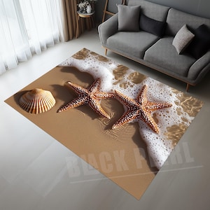 Può includere: Un tappeto marrone e beige con una scena di spiaggia con due stelle marine e una conchiglia. Il tappeto ha un design a onda schiumosa bianca.