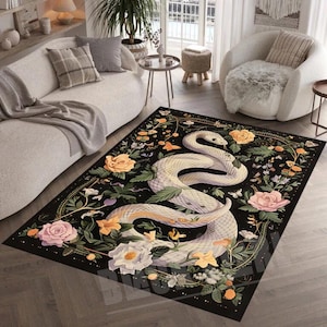Pode incluir: Um tapete preto e branco com uma cobra branca e um design floral. A cobra está enrolada em torno de um buquê de flores, incluindo rosas, lírios e borboletas. O tapete tem um fundo escuro com um efeito sutil de brilho.