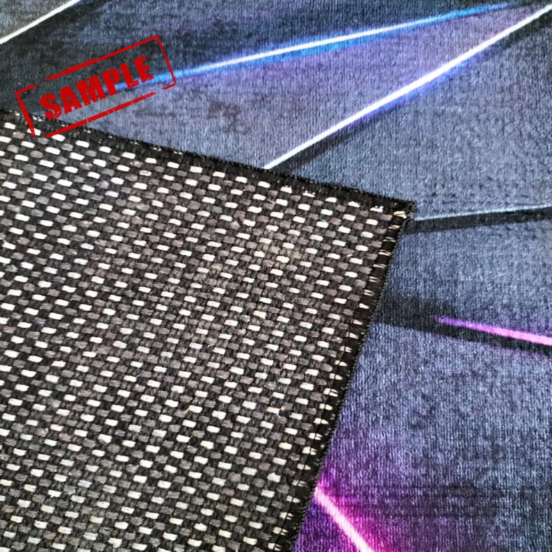 Puede incluir: Primer plano de una alfombra con un patr&oacute;n de cuadros blancos y negros en la esquina inferior izquierda. El fondo presenta un dise&ntilde;o geom&eacute;trico azul, morado y blanco. La palabra "SAMPLE" est&aacute; estampada en rojo.