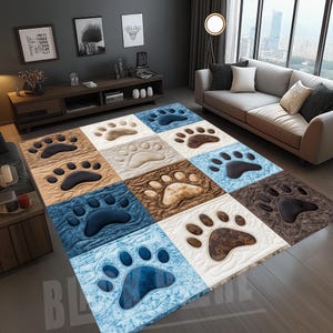 Può includere: Un tappeto fantasia con una griglia di quadrati, ognuno con un motivo a impronta di zampa. Le impronte di zampe sono in varie tonalità di marrone, blu e bianco, su sfondi strutturati. Il tappeto è posato su un pavimento in legno.