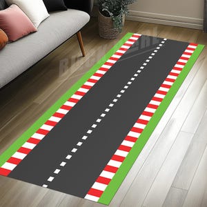 Op de afbeelding: Een groene, rode en witte racebaanloper. De loper is ontworpen om eruit te zien als een racebaan met witte lijnen en rood-witte geruite randen.