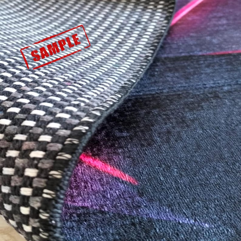 Puede incluir: Primer plano de una alfombra con un dise&ntilde;o azul oscuro y morado. Se ve la parte inferior de la alfombra, que muestra un patr&oacute;n de cuadros negros, blancos y grises. La palabra "SAMPLE" est&aacute; impresa en rojo.