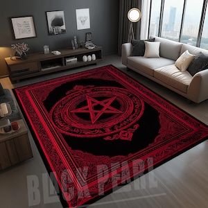 Può includere: Tappeto nero e rosso con un pentagramma centrale all'interno di un cerchio. Il tappeto ha una forma rettangolare con bordi e dettagli rossi ornati. L'estetica generale è gotica e mistica.