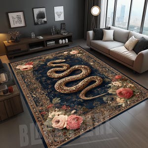 Può includere: Tappeto rettangolare con un motivo centrale blu scuro raffigurante un serpente dettagliato nei toni del marrone e beige. Il tappeto è bordato da motivi floreali rosa, crema e verdi.
