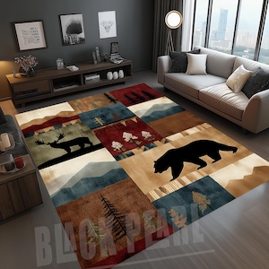 Può includere: Un tappeto rettangolare patchwork con un tema montano e faunistico. Il tappeto presenta una silhouette di orso e alce, alberi e scene di montagna nei toni del marrone, blu e rosso. Il tappeto è posizionato su un pavimento in legno.
