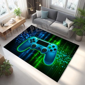 Könnte beinhalten: Ein rechteckiger Teppich mit einem großen, stilisierten blauen Videospiel-Controller-Design. Der Controller ist grün umrandet und vor einem schwarzen Hintergrund mit blauen und grünen Neonlinien und Punkten platziert. Der Teppich befindet sich in einem Wohnzimmer.